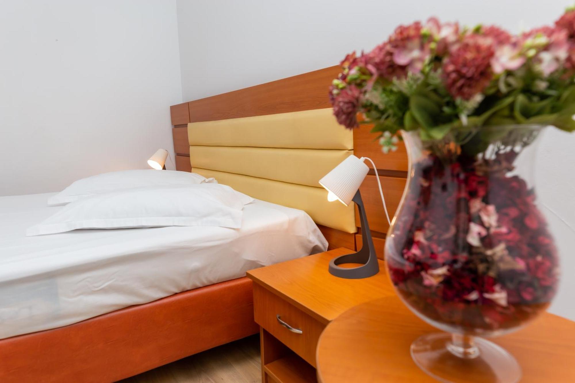 Hotel Sir Colentina Букурещ Екстериор снимка