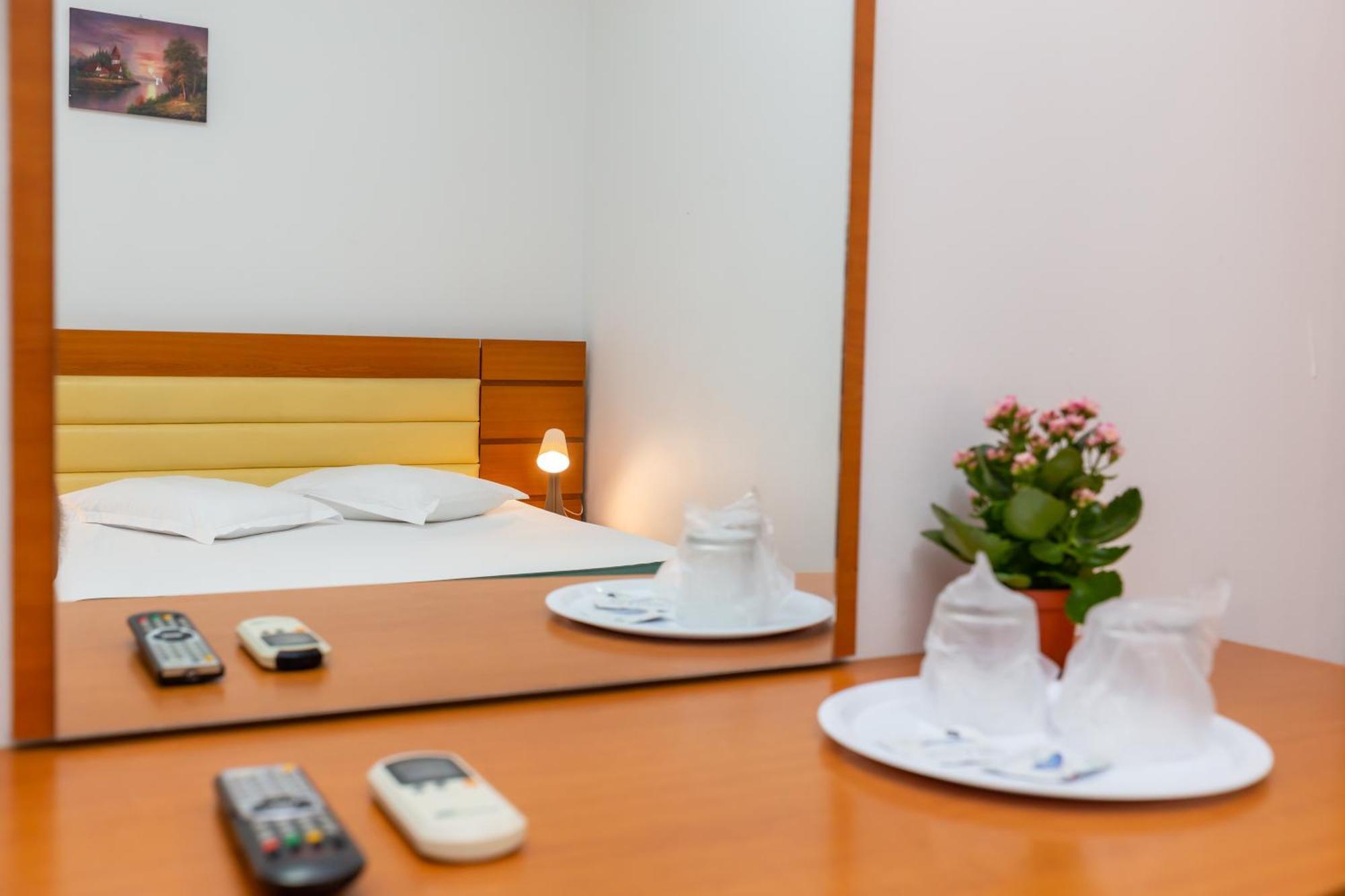 Hotel Sir Colentina Букурещ Екстериор снимка