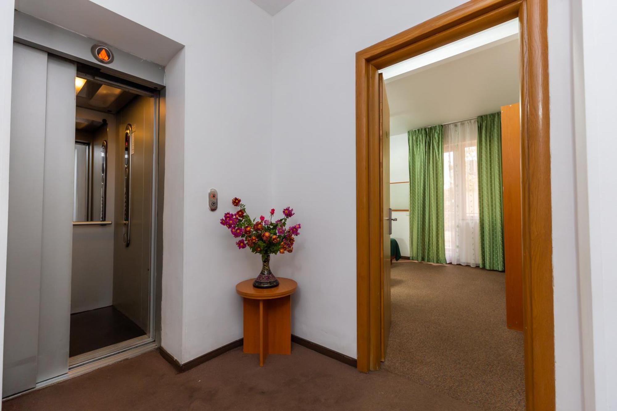 Hotel Sir Colentina Букурещ Екстериор снимка