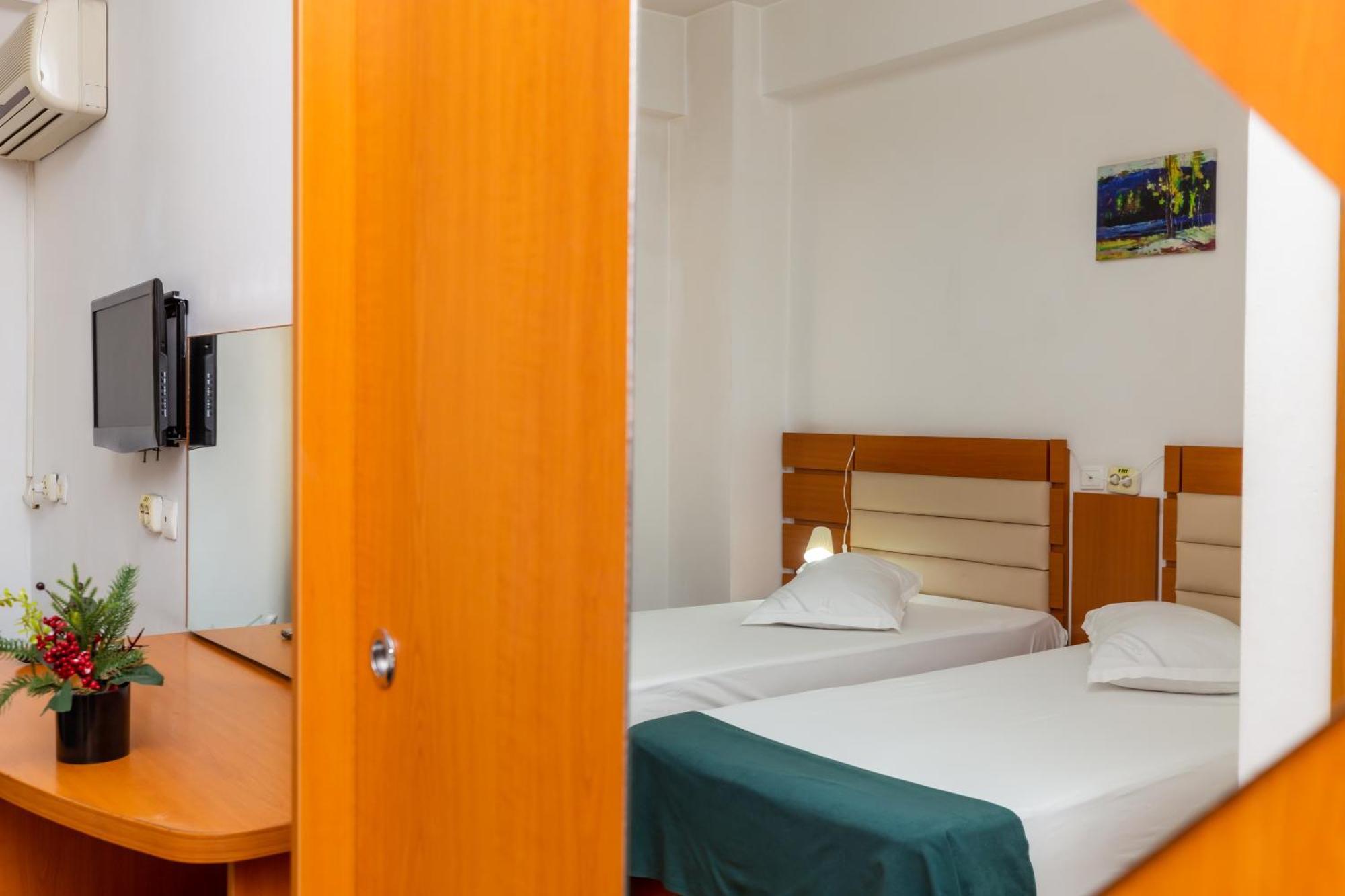 Hotel Sir Colentina Букурещ Екстериор снимка