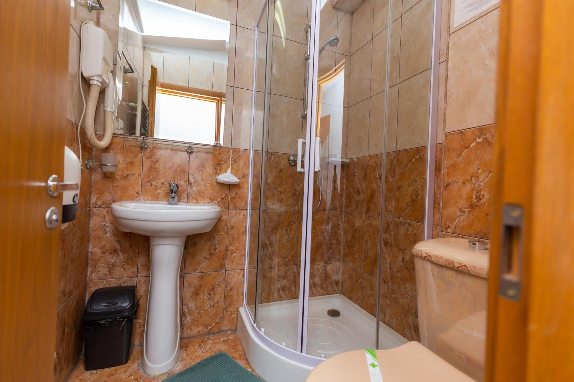 Hotel Sir Colentina Букурещ Екстериор снимка