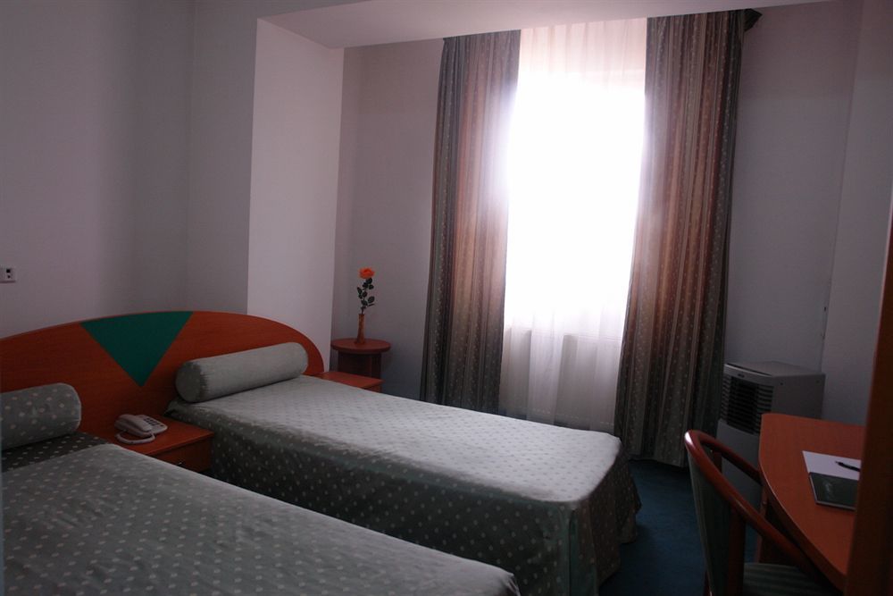 Hotel Sir Colentina Букурещ Екстериор снимка